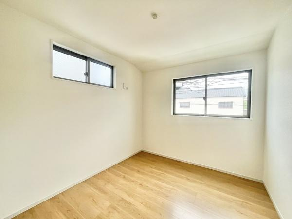 【洋室】 | 2面採光なので、日差しを長時間受ける事が出来る暖かいお部屋です。