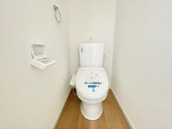 【トイレ】 | 清潔感のある広々トイレです♪
節水型でエコなトイレには、今では当たり前のウォシュレット付き。便座を温める機能付き！
