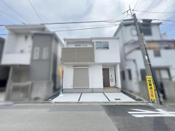 【駐車場】 | お車の出し入れが苦手なママや小さなお子様にも安心ですね。しっかり舗装もされているので、ベビーカーや自転車で通っても快適に通行できます。