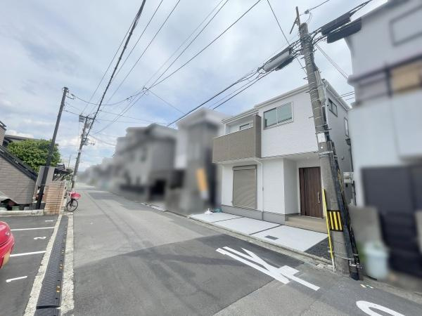 【前面道路含む現地写真】 | 周辺には、コンビニやスーパーなどの生活に便利な施設が揃っております♪