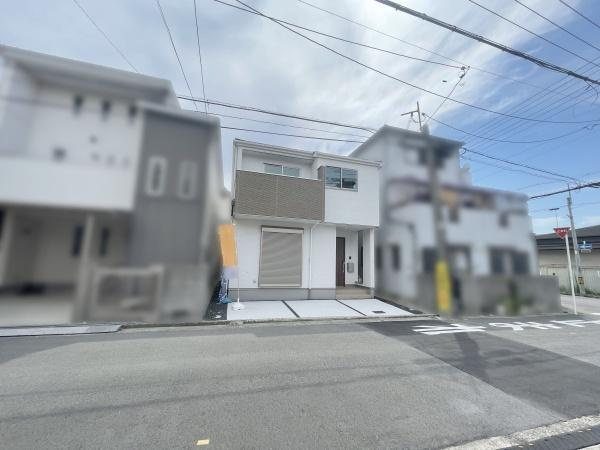 【前面道路含む現地写真】 | 低層の一戸建てを中心とした街並みが整然と続き、周辺は高い建物が建っていないので、採光や開放性に恵まれる環境です。