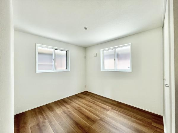 【寝室】 | 木目のフローリングが暖かみのある室内に。明るい寝室で心地のいい朝を迎えられそう。