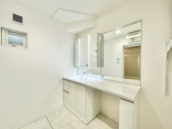 【トイレ】 | 節水型でエコなトイレには、今では当たり前のウォシュレット付き。便座を温める機能付き！
便利な手洗台付き！