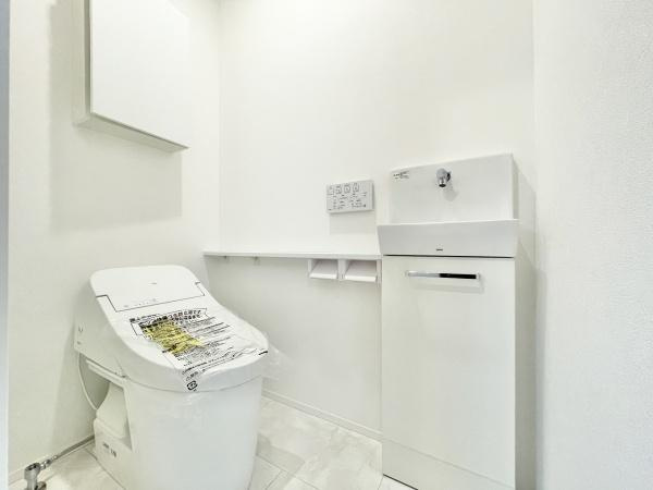 【トイレ】 | 2階にもトイレがあります。
1階にわざわざ降りなくて済むので重宝しますよ♪

