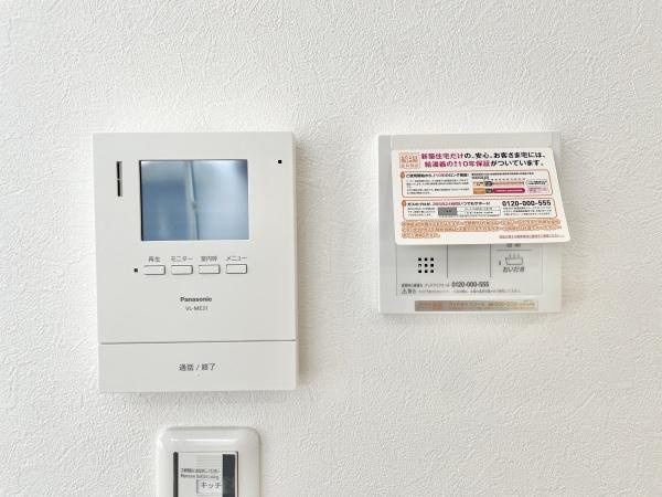 【玄関】 | 出勤前の身支度チェックに欠かせない姿見を玄関に備え付けました。気持ちの良い一日の始まりは笑顔でスタート