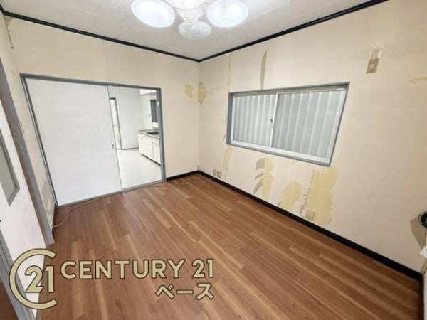 大和郡山市下三橋町　一戸建の洋室|■リビングに隣接した6帖洋室！扉を開けておくと開放的な空間になります！