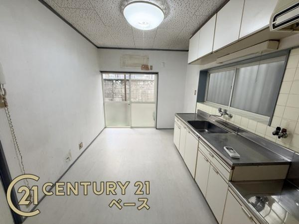 大和郡山市下三橋町　一戸建のキッチン|窓付きの明るいキッチンスペース！