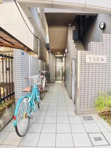 ＹＳビルのエントランス