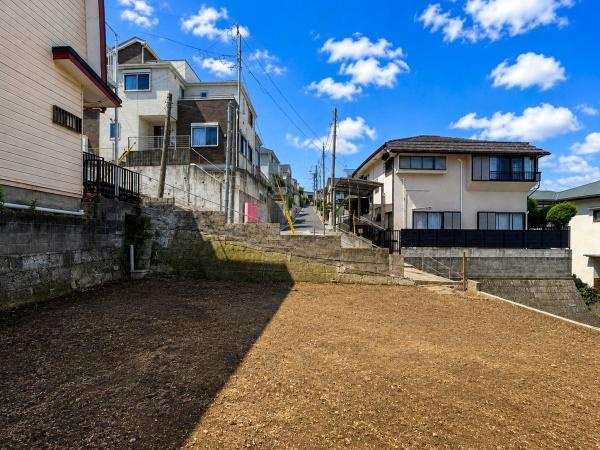 横浜市港南区上大岡東２丁目の売地の前面道路含む現地写真