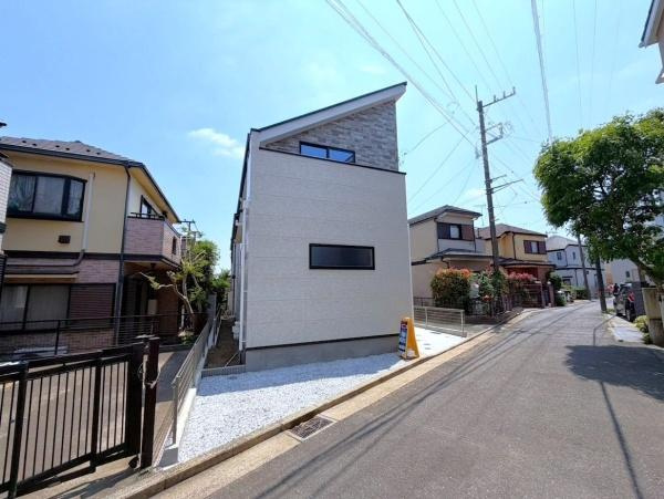 横浜市港北区富士塚１丁目の新築一戸建の前面道路含む現地写真