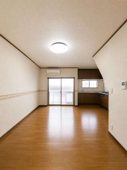 【居間・リビング】 | 画像一部AI加工済みの為、
現地と少し異なります
