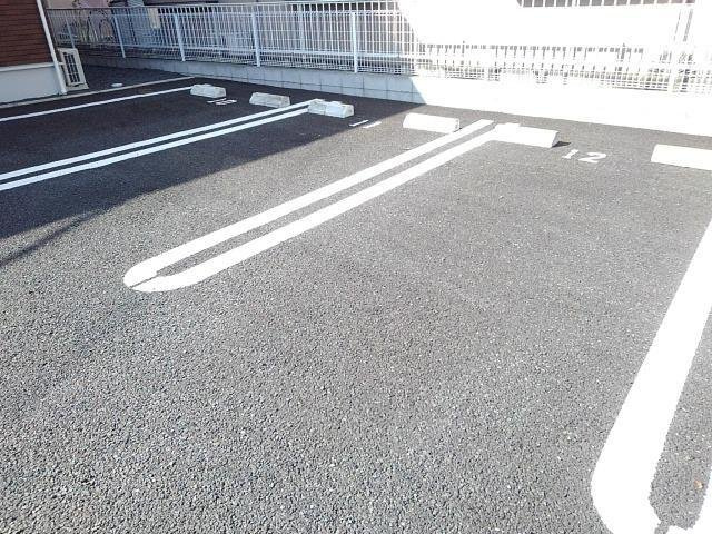 シャンドフルールⅢの駐車場