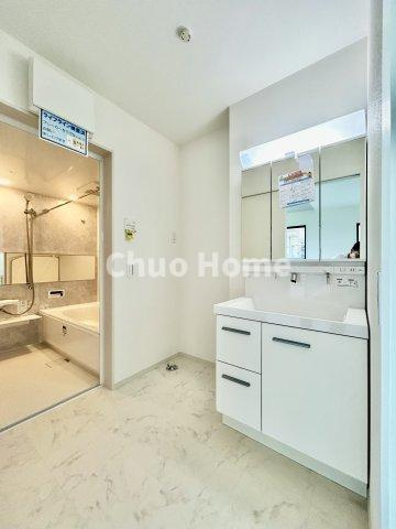 江戸川区南小岩2丁目新築分譲住宅のランドリースペース|【ダイニング】忙しい朝でも、しっかり家族が揃って食事をして頂けるゆとりある大きさのダイニングスペース。奥様が作る手料理をカウンター越しに受けとって頂き、テーブルで囲む素敵な時間を存分に愉しんで下さい。