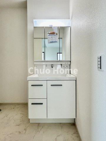 江戸川区南小岩2丁目新築分譲住宅の独立洗面台|【洗面化粧台】洗面化粧台には三面鏡を採用。身だしなみを整えやすい事はもちろんですが、鏡の後ろに収納スペースを設ける事により、散らかりやすい洗面スペースをすっきりさせる事が出来るのも嬉しいですね
