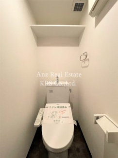 【トイレ】 | ラクラス江戸堀 | 予備のトイレットペーパーや洗剤などを置ける棚が上部に！
