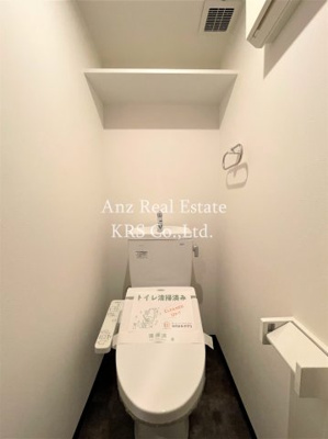 【トイレ】 | ラクラス江戸堀 | 予備のトイレットペーパーや洗剤などを置ける棚が上部に！
