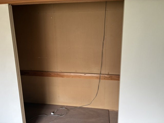 むつ大曲２丁目　事務所兼居宅の収納|こまごまとしたものを収納できそうですね