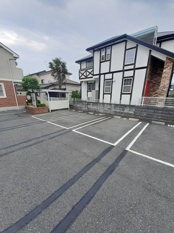 アドバンス　クロスの駐車場