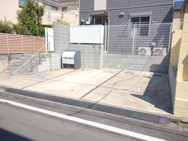 カーム　メジロの駐車場