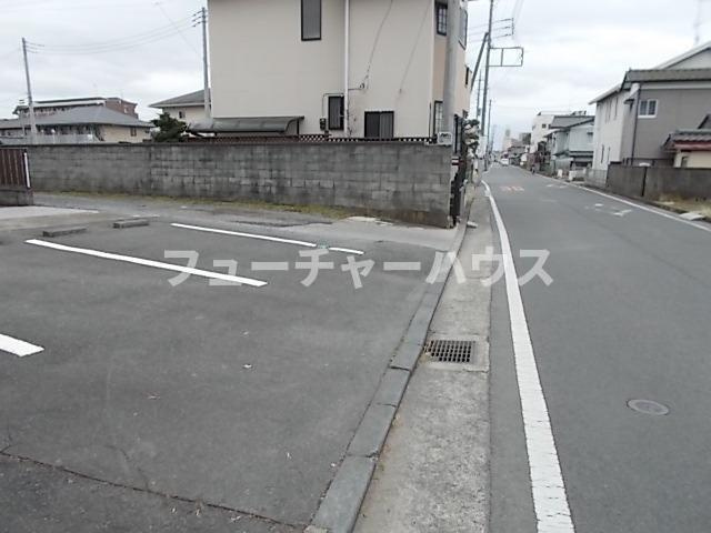 メゾン・ド・ニコルの駐車場