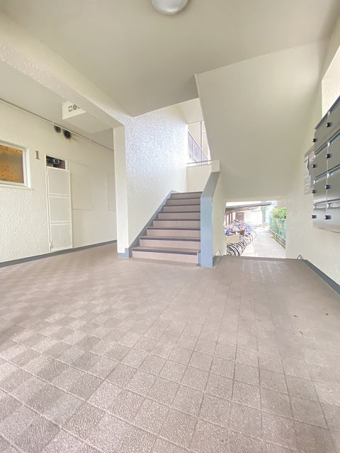 尼崎市武庫之荘本町２丁目の賃貸マンションのロビー