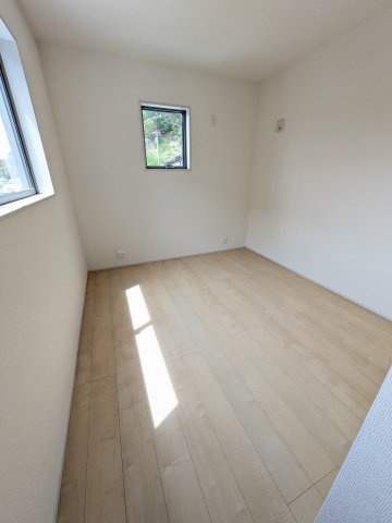 【いわき市自由ケ丘3期】全1棟／1号棟　■住宅ローンに不安がある方は不動産プラスまで■の洋室|◆洋室の写真です◆　洋室でゆっくりと過ごせるのは、贅沢な時間ですね♪　鮮やかな木調がキレイです！！（＾＾）/

