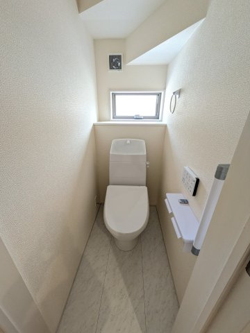 【いわき市自由ケ丘3期】全1棟／1号棟　■住宅ローンに不安がある方は不動産プラスまで■のトイレ|◆トイレの写真です◆
便器にフチがないので汚れが隠れて見えない部分がありません。 お手入れがとってもラクラクです♪　一階、二階にそれぞれトイレがございますので、ご家族の多い方でも安心ですね♪

