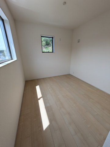 【いわき市自由ケ丘3期】全1棟／1号棟　■住宅ローンに不安がある方は不動産プラスまで■の洋室|明るい洋室です