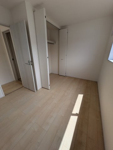 【いわき市自由ケ丘3期】全1棟／1号棟　■住宅ローンに不安がある方は不動産プラスまで■の洋室|◆居室の写真です◆　木の温もりがナチュラルでくつろげる空間ですね♪　子供部屋としても、寝室としても、どんなインテリアにしようか…選ぶ楽しみが増えますね♪