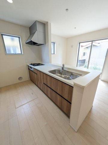 【いわき市自由ケ丘3期】全1棟／1号棟　■住宅ローンに不安がある方は不動産プラスまで■のキッチン|◆キッチンの写真です◆
料理好きな人必見♪キッチンスペース広々！
対面式キッチンですので、お食事の準備をしながらご家族との会話を楽しめます☆

