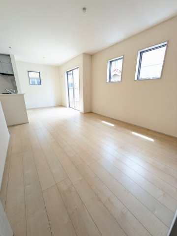 【いわき市自由ケ丘3期】全1棟／1号棟　■住宅ローンに不安がある方は不動産プラスまで■の居間・リビング|◆リビングの写真です◆木の温もりがやさしいフローリングは安らぎをもたらすプライベート空間♪大きな窓のあるリビングは、陽光あふれる明るく居心地も良くご家族皆がゆったり寛げる憩いの空間となりそうです
