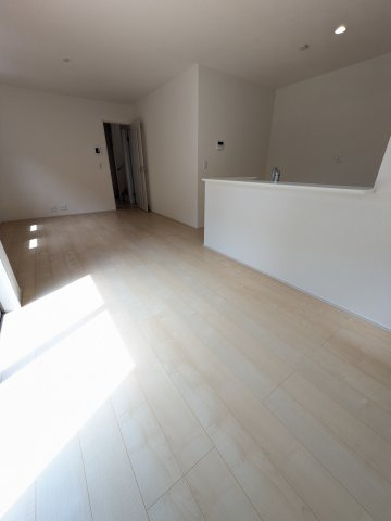 【いわき市自由ケ丘3期】全1棟／1号棟　■住宅ローンに不安がある方は不動産プラスまで■の居間・リビング|◆リビングの写真です◆　休日はリビングで、ゆっくりとテレビ鑑賞など…楽しみが増えますね。　家族のコミュニケーションがより一層深まります。

