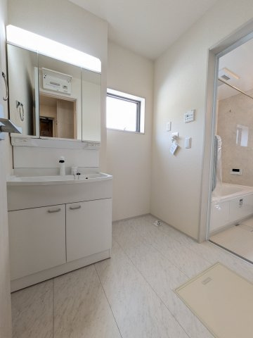 【いわき市自由ケ丘3期】全1棟／1号棟　■住宅ローンに不安がある方は不動産プラスまで■の独立洗面台|◆洗面所の写真です◆バタバタしている忙しい朝でも収納が多い洗面台では短い時間で効率良く支度ができます。

