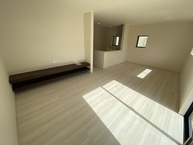 【内郷御厩町4丁目第1／全5棟　2号棟】　ランドリールーム付き♪の居間・リビング|大きな窓のあるリビングは、陽光あふれる明るく居心地も良くご家族皆がゆったり寛げる憩いの空間となりそうです