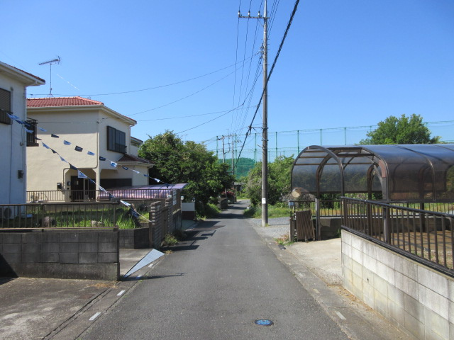 中古戸建　吉見町御所251-38（期間限定現況販売）の前面道路含む現地写真
