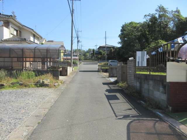 中古戸建　吉見町御所251-38（期間限定現況販売）の前面道路含む現地写真