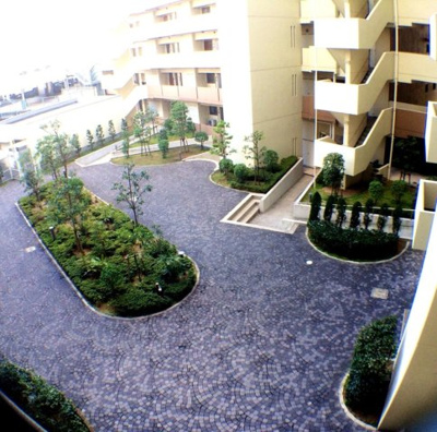 【中庭】 | 泉ヶ丘アーバンコンフォート | マンションの敷地内には豊富な植栽が彩り、ここに住まう人の目を楽しませ、心を癒してくれます。