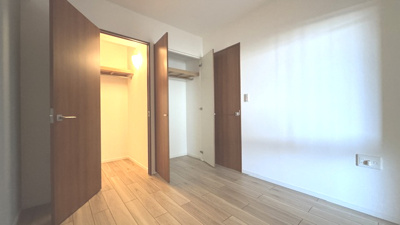 【洋室】 | 泉ヶ丘アーバンコンフォート | 5帖のお部屋には、2つの収納スペース付き！WICは収納力が高く、かさばる物もスッキリ片付きます。