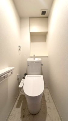 【トイレ】 | 泉ヶ丘アーバンコンフォート | 冬場のトイレをより快適に！温かい便座とシャワーで気持ちよく使える温水洗浄便座付トイレです。