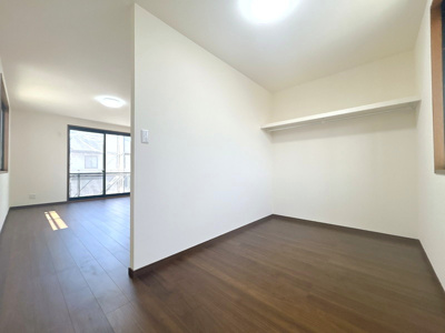 【収納】 | 【リフォーム住宅】中古一戸建　玉島上成　4LDK+S | 衣類はもちろん、バッグや季節家電などもまとめて収納できる大容量のウォークインクローゼット。居室を最大限広く使えます。