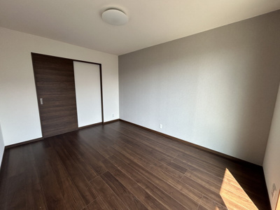【洋室】 | 【リフォーム住宅】中古一戸建　玉島上成　4LDK+S | 2階中央洋室。クローゼット完備で、子供部屋や書斎にぴったりなお部屋です。南側のバルコニーへ直接出られる大きな窓があり、毎日気持ちの良い朝を迎えられます。