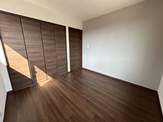 【洋室】 | 【リフォーム住宅】中古一戸建　玉島上成　4LDK+S | コンパクトながら、2箇所に窓があるため通風・採光ともに良好。独立した配置になっているため、静かに集中したいテレワーク部屋や、趣味の部屋、子供部屋としても最適です。しっかりクローゼットも付いています。