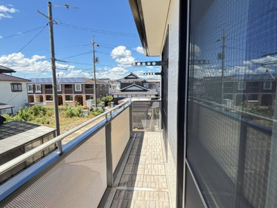 【バルコニー】 | 【リフォーム住宅】中古一戸建　玉島上成　4LDK+S | 家事の効率がグッと上がる、大満足の南面バルコニー！
日照時間が一番長いため、厚手の洗濯物や布団も短時間でカラッと乾きます。