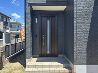 【玄関】 | 【リフォーム住宅】中古一戸建　玉島上成　4LDK+S | 玄関扉も新品になり、スタイリッシュな雰囲気に生まれ変わっています。
玄関はポーチ屋根もしっかりとあるので、雨の日のお出かけも安心♪