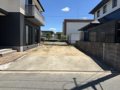 【駐車場】 | 【リフォーム住宅】中古一戸建　玉島上成　4LDK+S | 駐車スペースは並列２台可能。縦列なら３台以上可能。
