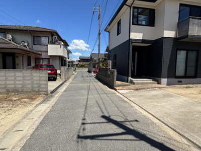 【前面道路含む現地写真】 | 【リフォーム住宅】中古一戸建　玉島上成　4LDK+S | 前面道路は西側、幅員約4ｍの公道です。