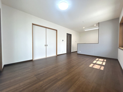 【居間・リビング】 | 【リフォーム住宅】中古一戸建　玉島上成　4LDK+S | 和室併設の家族みんながゆったり集まれる、広々としたLDK。大きな窓から明るい自然光が差し込み、心地よい空間が広がります。