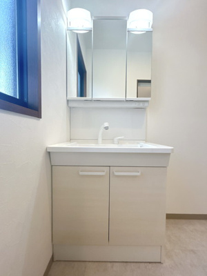 【独立洗面台】 | 【リフォーム住宅】中古一戸建　玉島上成　4LDK+S | 洗面台は新品に交換済み。TOTO製の3面鏡タイプの洗面化粧台です。