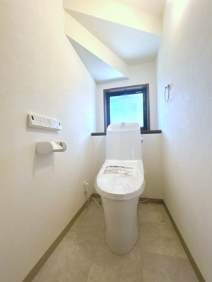 【トイレ】 | 【リフォーム住宅】中古一戸建　玉島上成　4LDK+S | トイレは新品に交換済み。お掃除もしやすいLIXIL製の節電＆節水型トイレ。もちろん温水洗浄機能付き。
