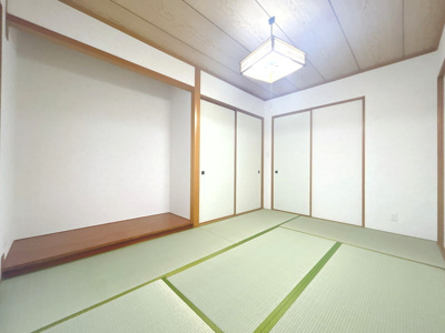 【和室】 | 【リフォーム住宅】中古一戸建　玉島上成　4LDK+S | 和室はリビングに隣接しており、扉を開ければさらに開放的な大空間に。押入や床の間もしっかり備わっています。お子様のお昼寝スペース、家事スペース、あるいは来客用のお部屋としても大活躍です。